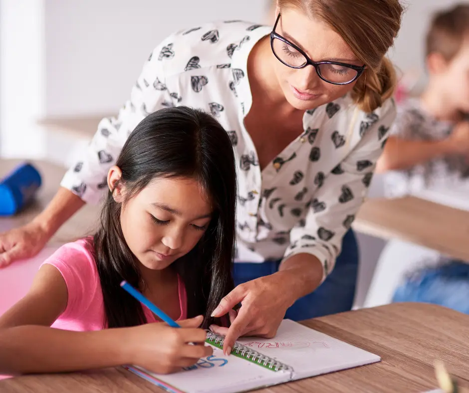 Tutora supervisando tareas